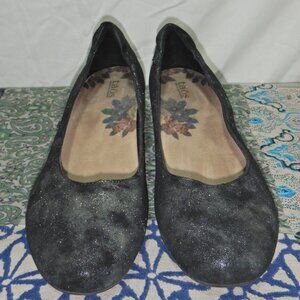 Taos Metallic Black Leather Closed Toe Kitten Heels